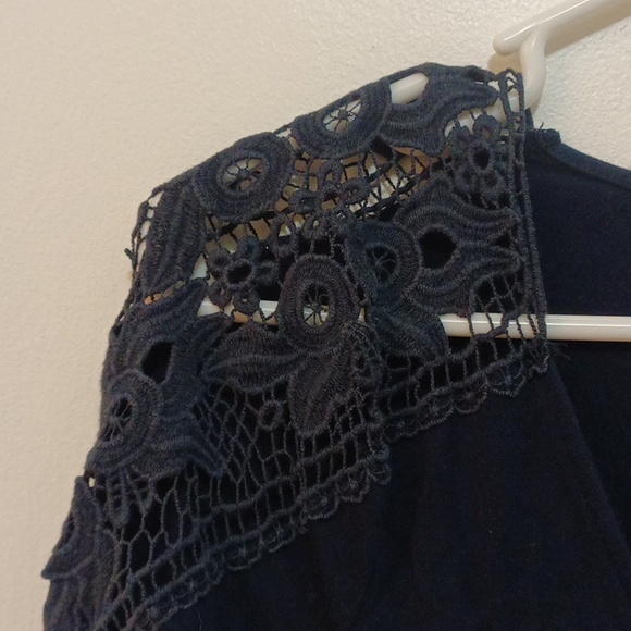 Cache black lace blouse with solid covering four main blouse. Lace incorporated - Picture 4 of 7